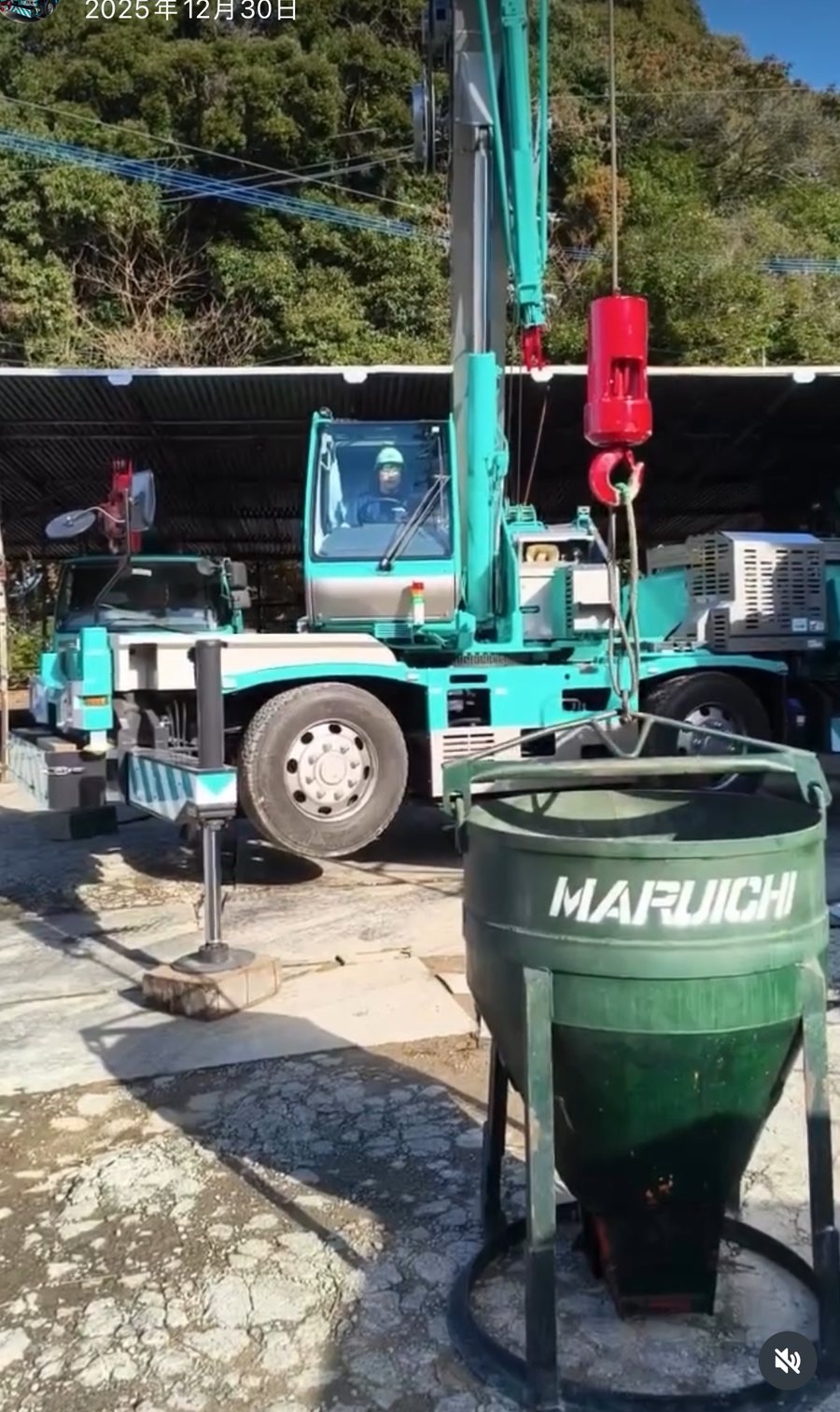 株式会社MARUICHIの移動式クレーンと資材バケット