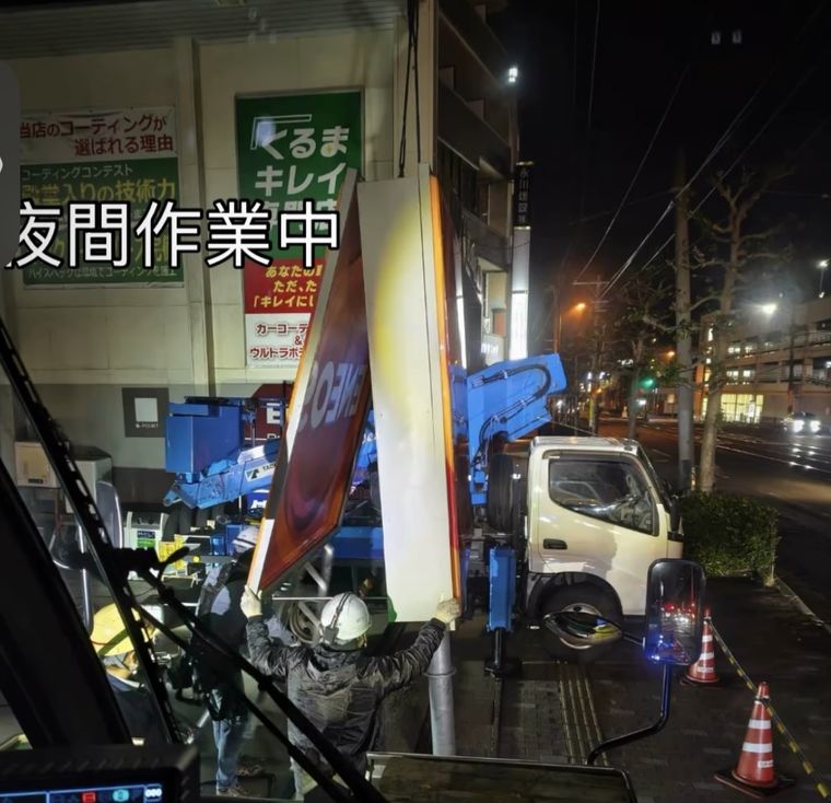夜間のクレーン作業