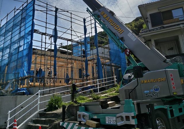 13tラフタークレーンによる木造建方作業