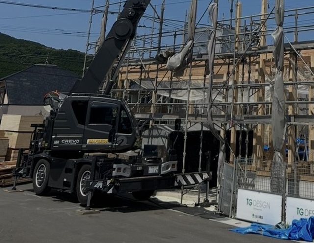 13tラフタークレーンによる木造建方作業