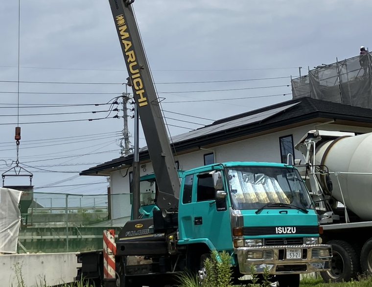 5tトラッククレーン（株式会社MARUICHI）による現場作業